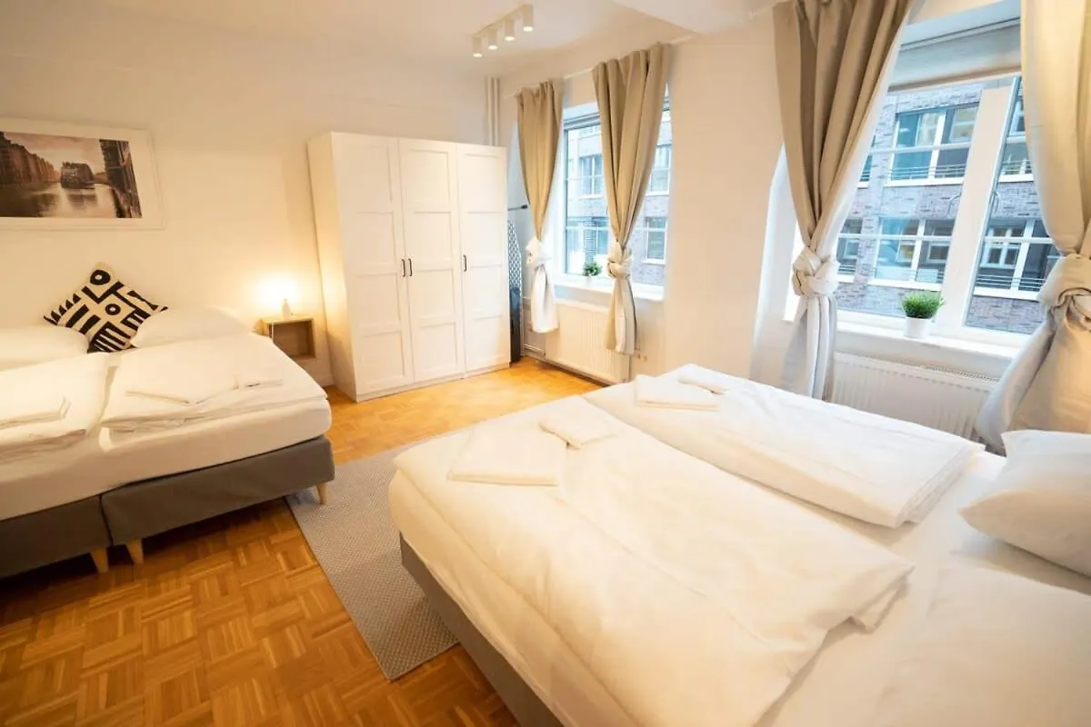 Living In Hamburg City Center Apartment